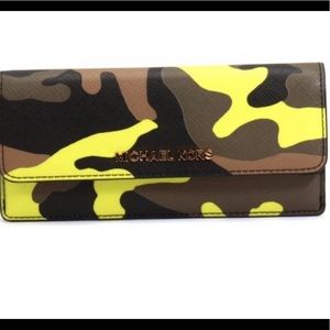 Michael Kors Jet Set Camo travel flat wallet